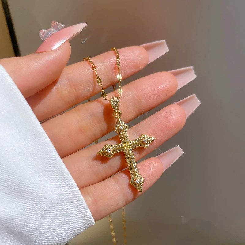 Fashion Cross Necklace with Exquisite Craftsmanship