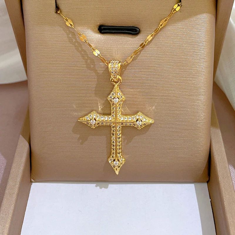 Fashion Cross Necklace with Exquisite Craftsmanship