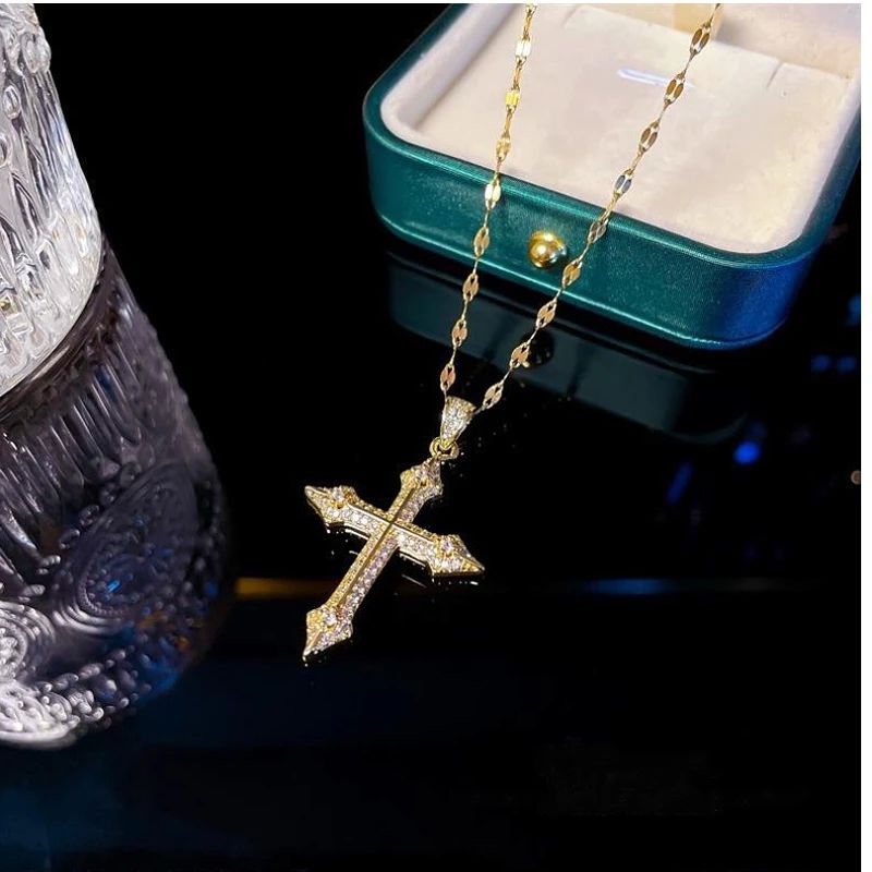 Fashion Cross Necklace with Exquisite Craftsmanship
