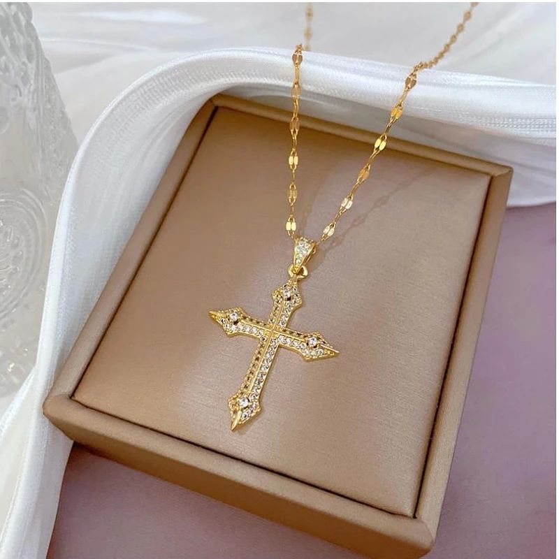 Fashion Cross Necklace with Exquisite Craftsmanship